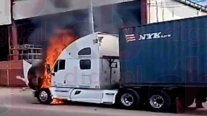 Se incendia trailer en LC