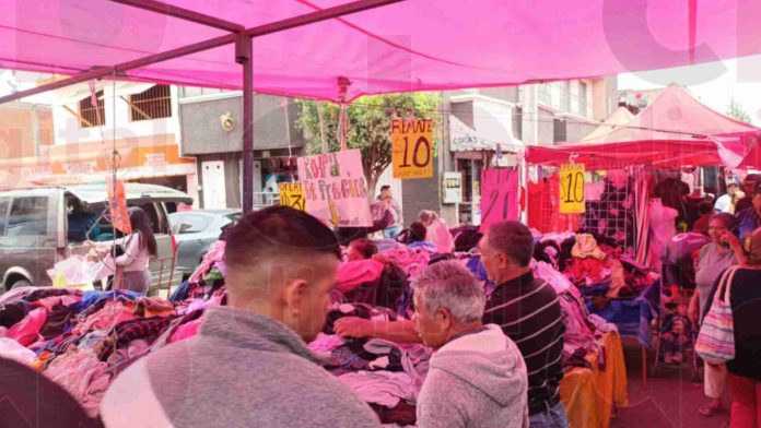 Comprar ropa usada en el tianguis de la Pedregal una práctica de muchos morelianos