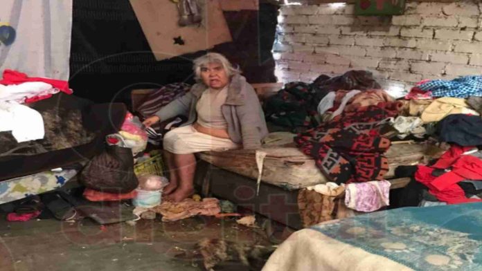 Por diabetes la señora Irma se encuentra postrada en una cama y vive entre restos de basura en Morelia