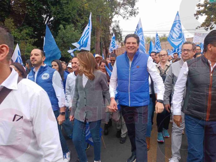 Miles de morelianos acompañan a Alfonso Martínez para su registro ante el PAN.