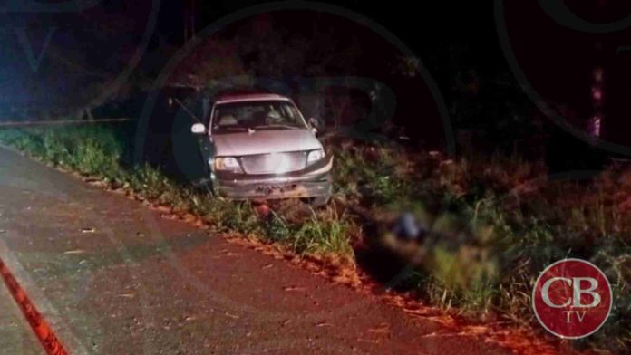 Muere al volcar su camioneta en Peribán