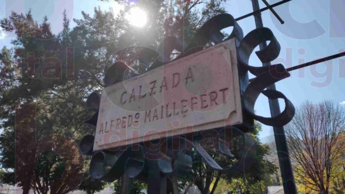 *18 poetas michoacanos, entre ellos dos mujeres reviven en la calzada Alfredo Maillefert* Morelia, Michoacán a 27 de enero 2024 Por: Patricia Velázquez La historia y trayectoria de 18 poetas michoacanos es honrada en Morelia en pleno Centro de Convenciones con la llamada Calzada Alfredo Maillefert, un pasaje al aire libre donde pocos de detienen a leer la vida y obra de los escultores, maestros, músicos e historiadores más importantes del estado. 