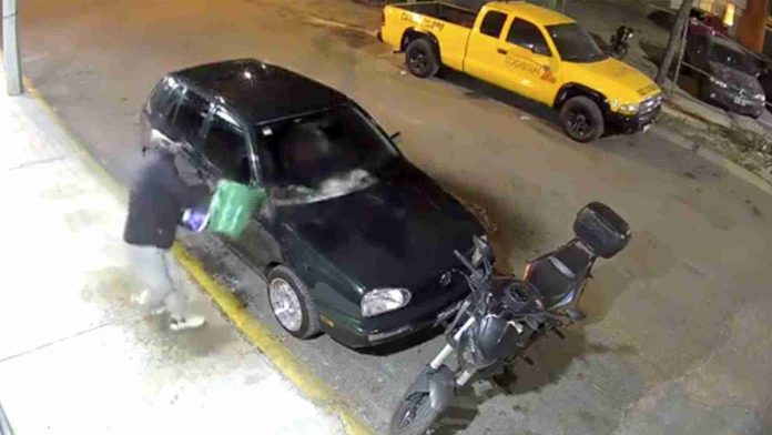 Sujeto prende fuego a un auto y termina en llamas