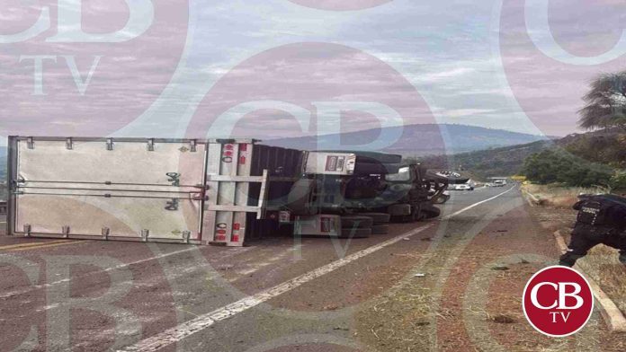 Torton sin frenos choca dos autos en la Siglo XXI
