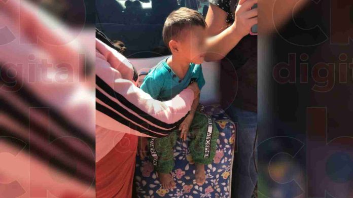David, un niño con discapacidad tiene que asistir a su terapias en Morelia sin zapatos