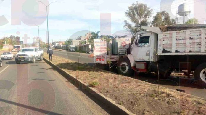 Choca camioneta gasera y volteo en salida a Quiroga