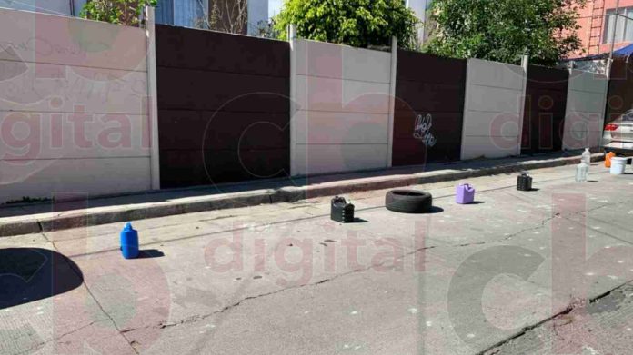 Invaden de botes y dañan los autos de trabajadores del IEM vecinos de villa universidad