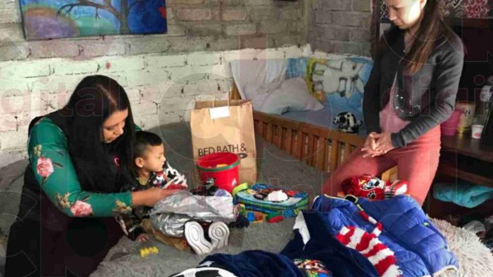 Con gran emoción David, un pequeño de bajos recursos, recibió sus pares de zapatos