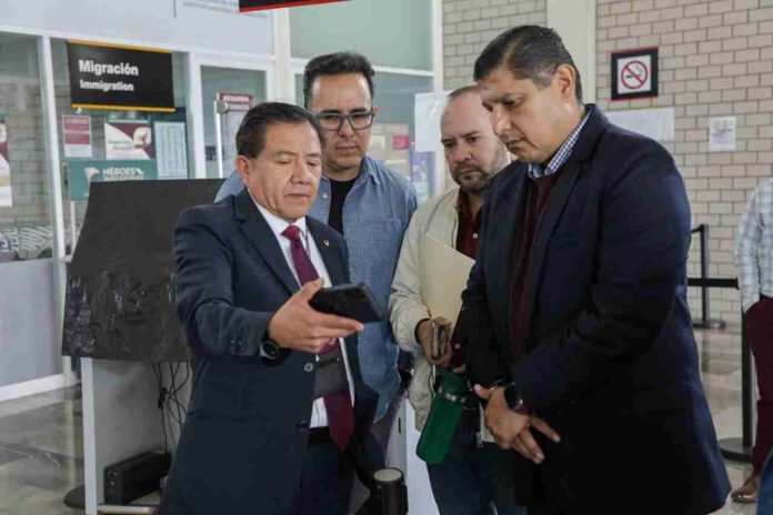Todo está listo para que el 15 de enero inicien las operaciones de la conexión Uruapan-Ciudad de México, informó Nacho Campos, presidente municipal, luego de reunirse con el capitán primero de la fuerza aérea Tomás Segoviano, administrador del Aeropuerto Internacional Ignacio López Rayón de esta ciudad.