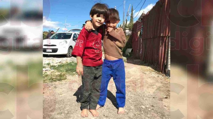 Con sus pies descalzos recorren entre piedras las calles de la colonia Presa de Los Reyes