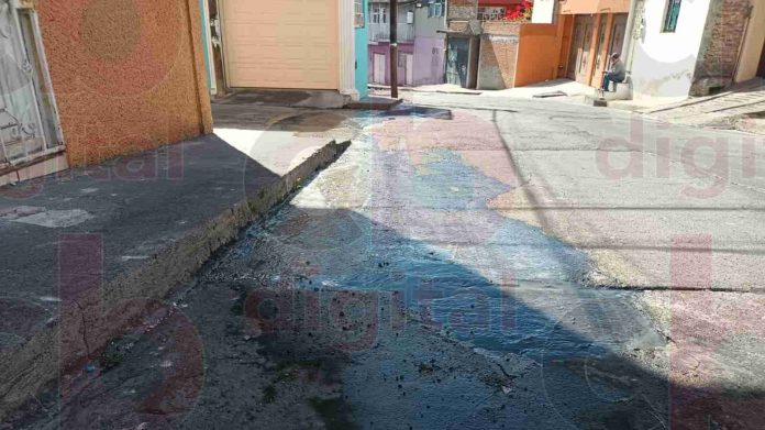 Reportan vecinos fuga de agua en la calle Volcán de San Andrés