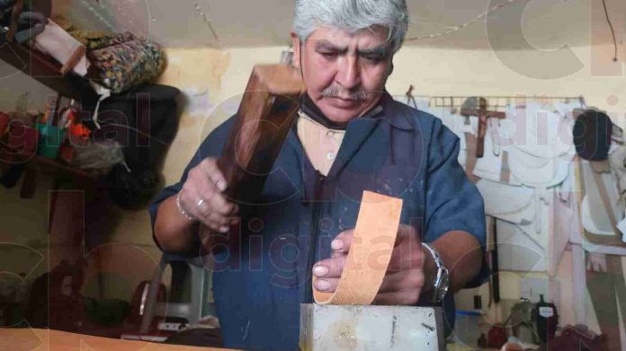 Luis Angel Martinez Aguado es uno de los pocos talabarteros que se resiste dejar morir este oficio que le fue heredado por su abuelo Luis y su tío , ambos de apellido Aguado, quienes también lo aprendieron de familiares anteriores, pero, es Luis Angel quien nos explica qué es la talabartería, en sí hacer arte con piel y cuero de diferentes animales.