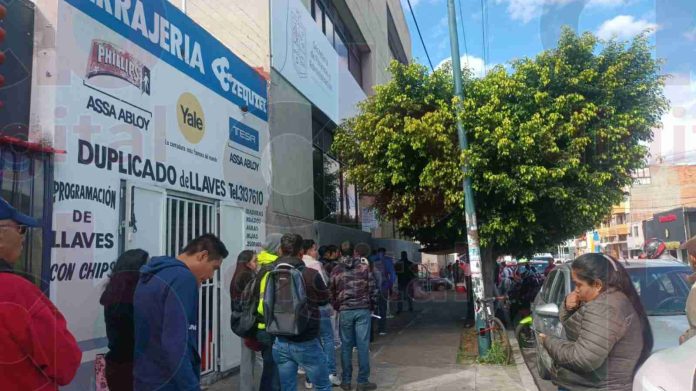 Este lunes 8 de enero reabrieron las oficinas de rentas de la Secretaría de Finanzas y Administración en Morelia para recibir a todos los michoacanos que deberán realizar el pago del refrendo vehicular y otros trámites relacionados al transporte, de manera presencial.
