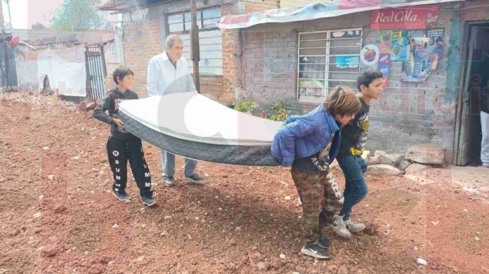 Gracias a donaciones de seguidores, niños que dormían en el piso dormirán sobre un cama