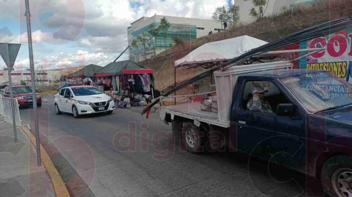 Ambulantes invaden vialidades en el Hospital Civil de Charo