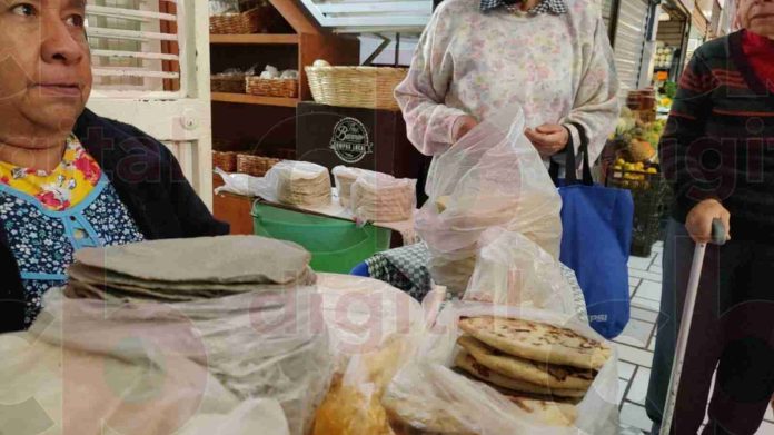Ante las bajas ventas de torillas hechas a mano, Guillermina no pierde su sonrisa y buen trato
