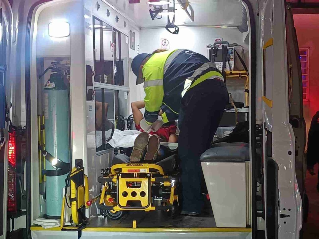 Una mujer quedó atrapada en el patio de su casa que estaba en llamas en el fraccionamiento Villas del Pedregal, bomberos de Morelia la rescataron herida, pero viva.