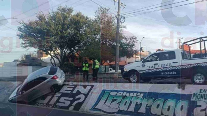 Auto se le acaba la calle y casi vuelca en Morelia