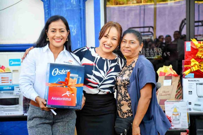 Itzé Camacho, Encabeza Entrega de Regalos a Policías Municipales