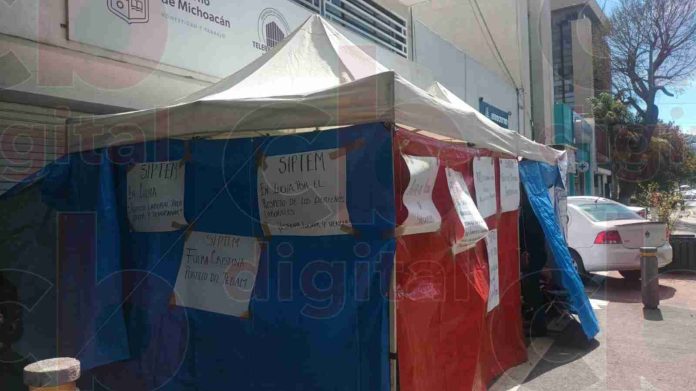 Piden destitución de titular del Telebachillerato Michoacán por despido injustificado de 50 profesores