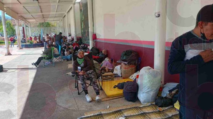 Duermen sobre cajas de cartón familiares de enfermos en Ciudad Salud