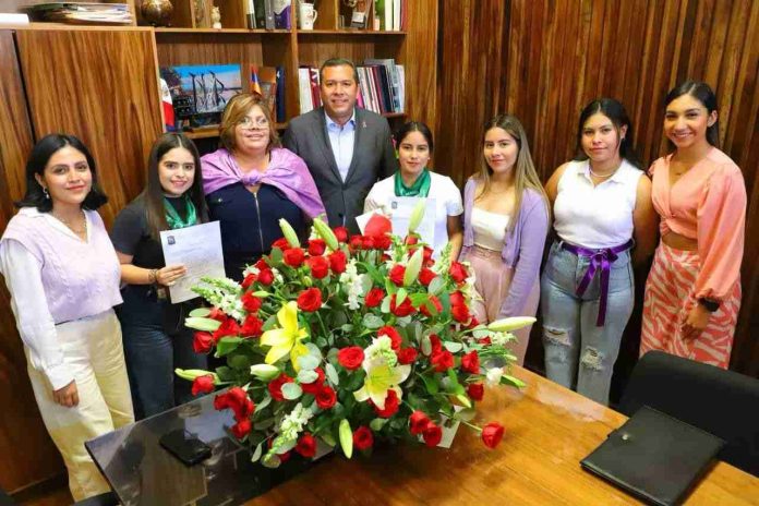Reconocen estudiantes universitarias iniciativas de Juan Carlos Barragán por los derechos de las mujeres