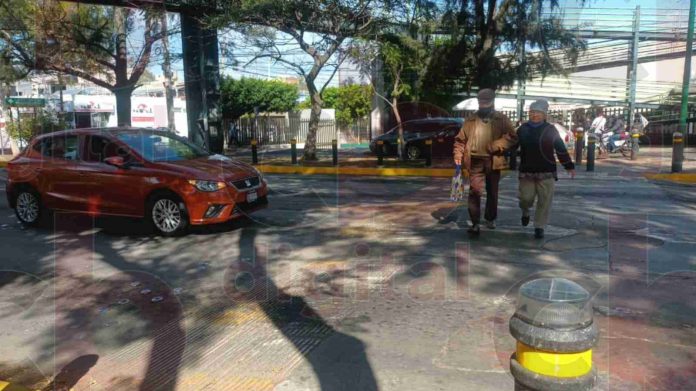 Complicación diaria de peatones cruzar vialidades en Morelia