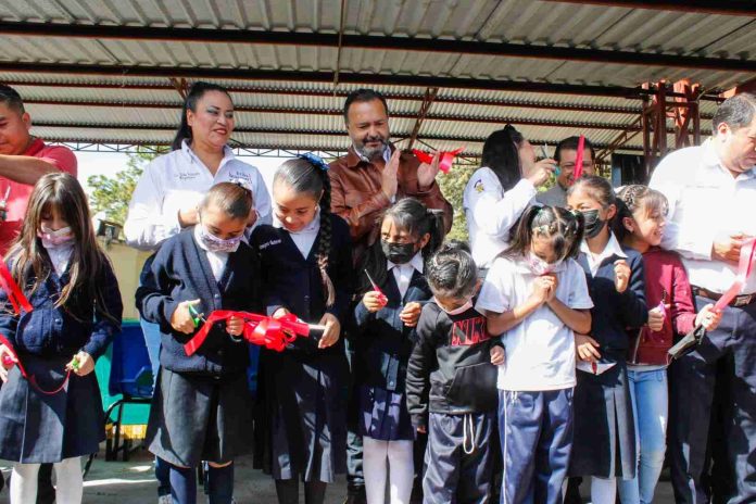 Inaugura Julio Arreola la Barda Perimetral en la Escuela Primaria Gildardo Magaña en Pátzcuaro