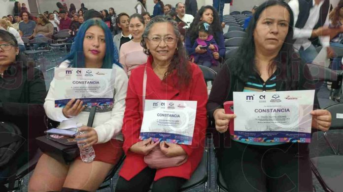 Alumnos del Colegio de Morelia agradecen constancias de preparatoria