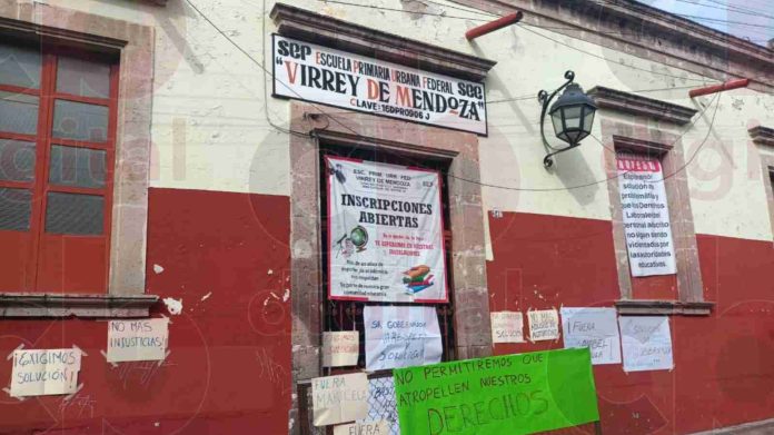 Padres de familia y personal docente cierran escuela Virrey de Mendoza y bloquean la calle