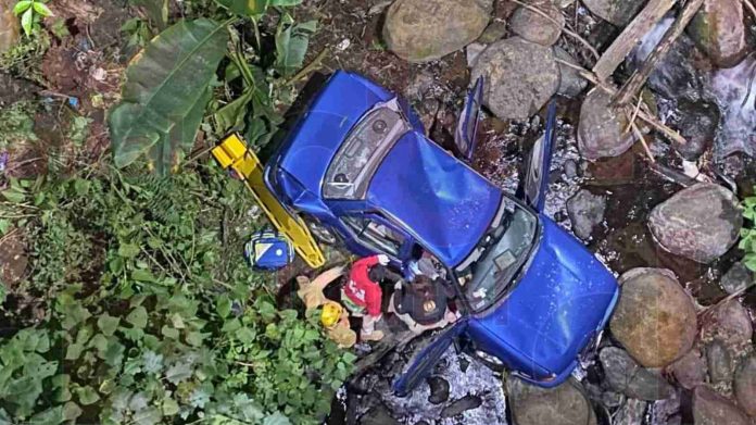 Pareja cae a barranco de 20 metros y sobreviven