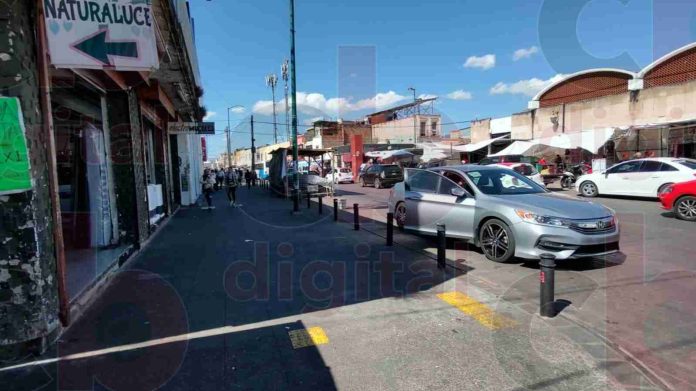 Levantan puestos ambulantes de la Av. Lázaro Cárdenas mejorando flujo vehicular
