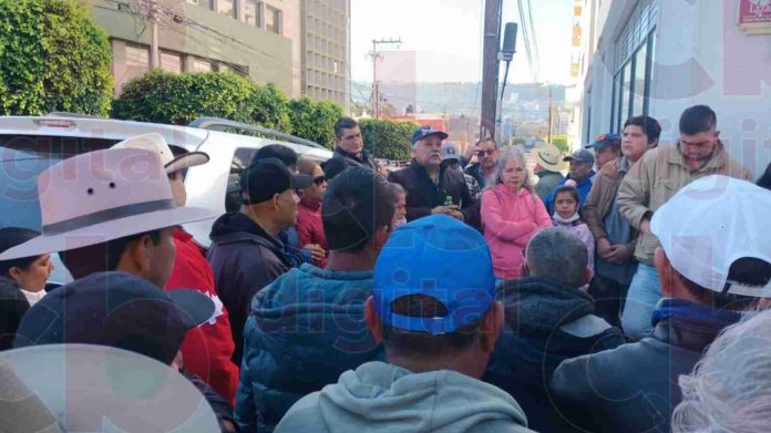 Con el propósito que sean respetados algunos espacios del tianguis de la Feria, también conocido como el Marcado de Lucha contra la Carestía, más de 200 oferentes de esta organización acudieron a las instalaciones de la Secretaria de Desarrollo Económico (SEDECO), para manifestar su inconformidad y exigir se les dé una solución para evitar posibles enfrentamientos por invasión de lugares.