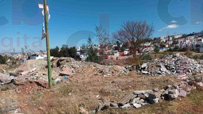 Denuncian vecinos tiraderos de escombro sobre carretera Morelia-Atécuaro