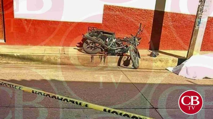 Motero termina muerto al chocar con un poste