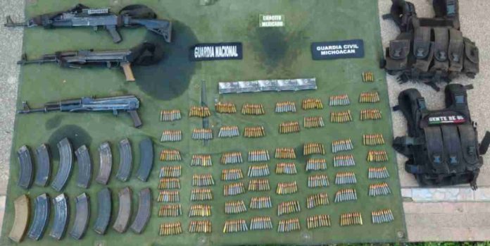 Guardia Civil, Sedena y GN decomisan armamento y municiones, en Tumbiscatío