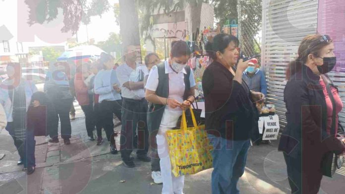 Morelianos hacen largas filas para para el pago puntual del impuesto predial