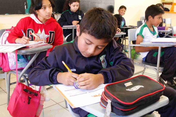 200 mil estudiantes ingresarán el próximo ciclo escolar en Michoacán; padres piden seguridad en las escuelas