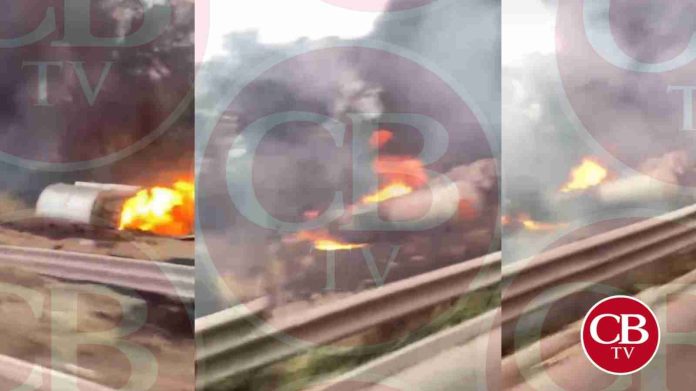 Vuelca pipa con gasolina y se incendia en la Siglo XXI