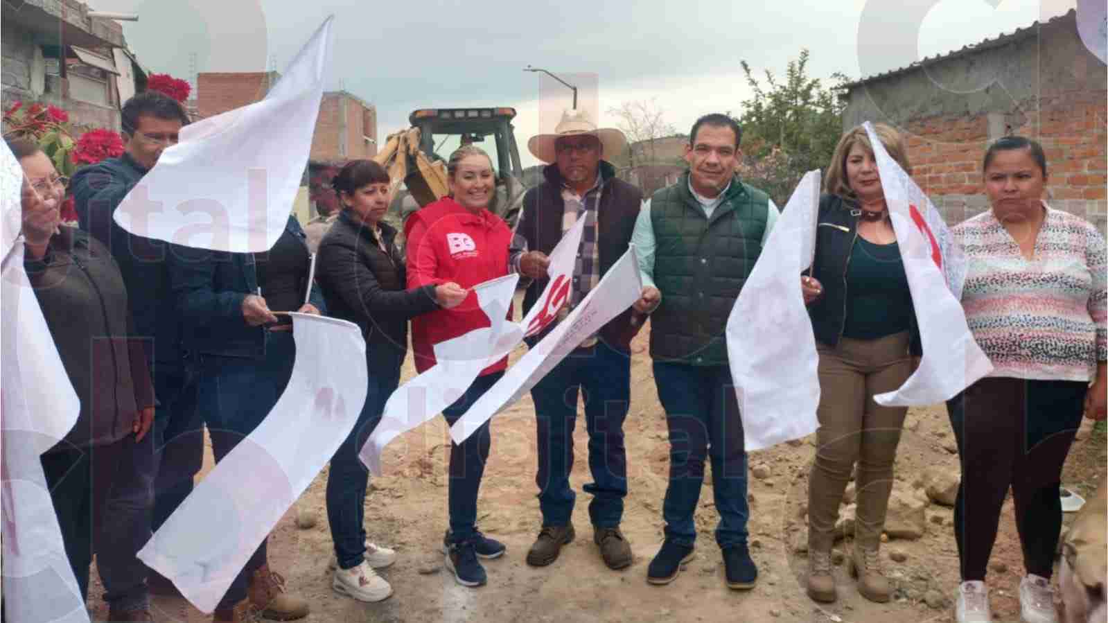Bladimir González da banderazo de arranque de drenaje sanitario en Cuitzillo Chico Bladimir González da banderazo de arranque de drenaje sanitario en Cuitzillo Chico