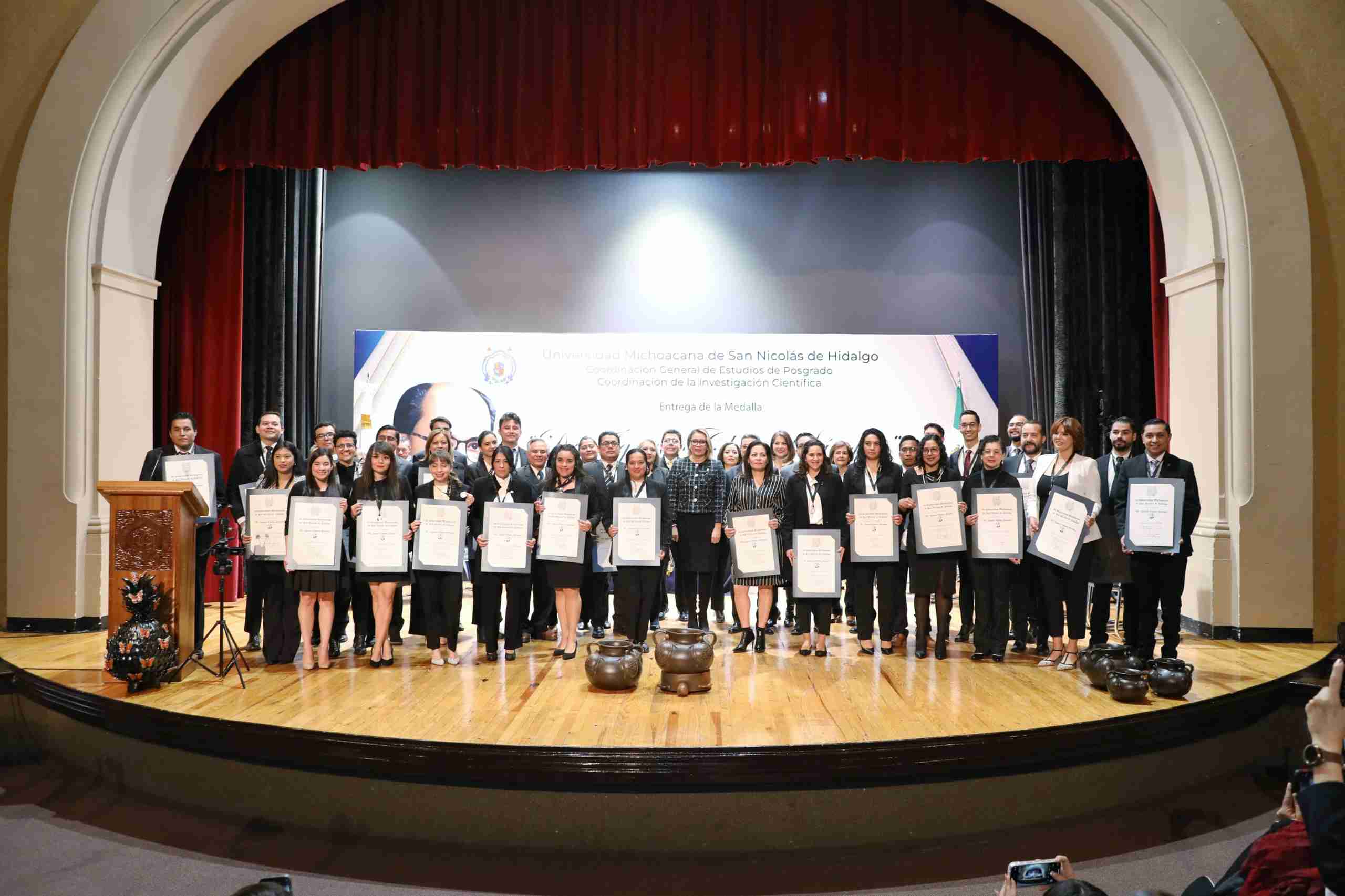 Han alcanzado la excelencia académica: la rectora entrega la medalla “Dr. Ignacio Chávez Sánchez” Han alcanzado la excelencia académica: la rectora entrega la medalla “Dr. Ignacio Chávez Sánchez”