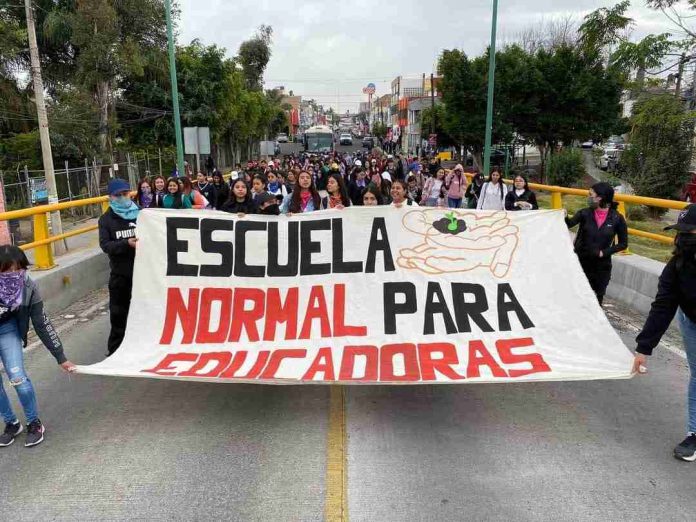 Más de mil egresados sin recibir plazas en Michoacán a pesar de inminente falta de maestros
