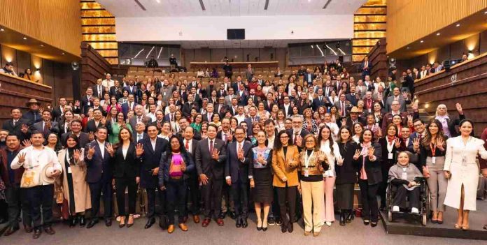 Unidad, organización, movilización y suma de voluntades son los ejes que debe mantener el movimiento para garantizar la continuidad de la Cuarta Transformación, manifestó Claudia Sheinbaum Pardo, quien acudió como invitada especial a la Sexta Reunión Plenaria del Grupo Parlamentario de Morena en la Cámara de Diputados.
