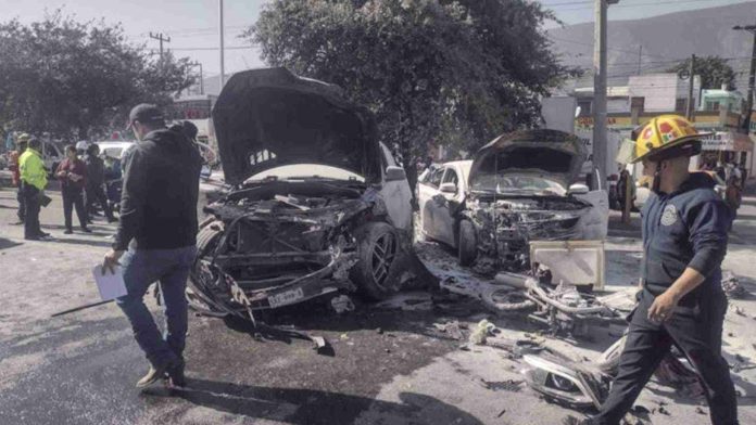 Menor de edad provoca carambola: seis heridos y motociclista envuelto en llamas