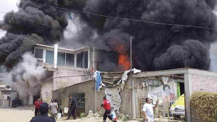 Incendio en Valle de Chalco consume planta recicladora
