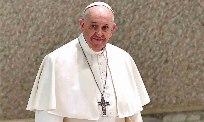 Papa Francisco dice que no hay enfermos “incuidables” y defiende su derecho a paliativos