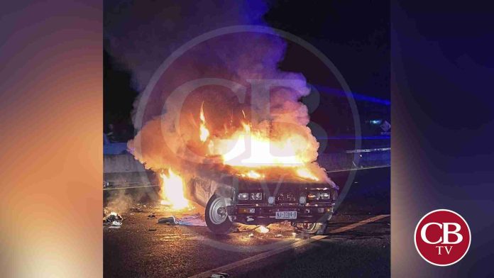 Arde en llamas una camioneta en Apatzingán