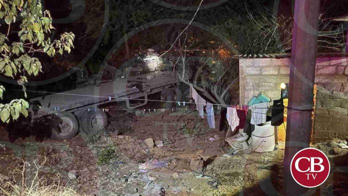 Tráiler casi destruye vivienda en Infiernillo