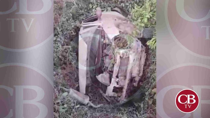 Hallan cuerpo putrefacto en auto desbarrancado