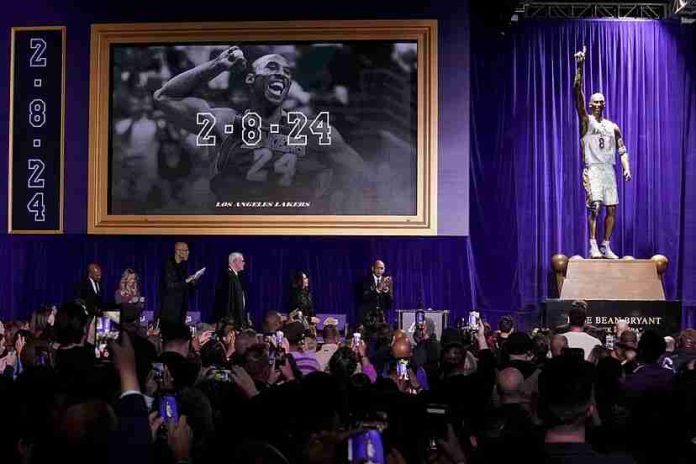 #VIDEO: Los Lakers develan estatua de Kobe Bryant